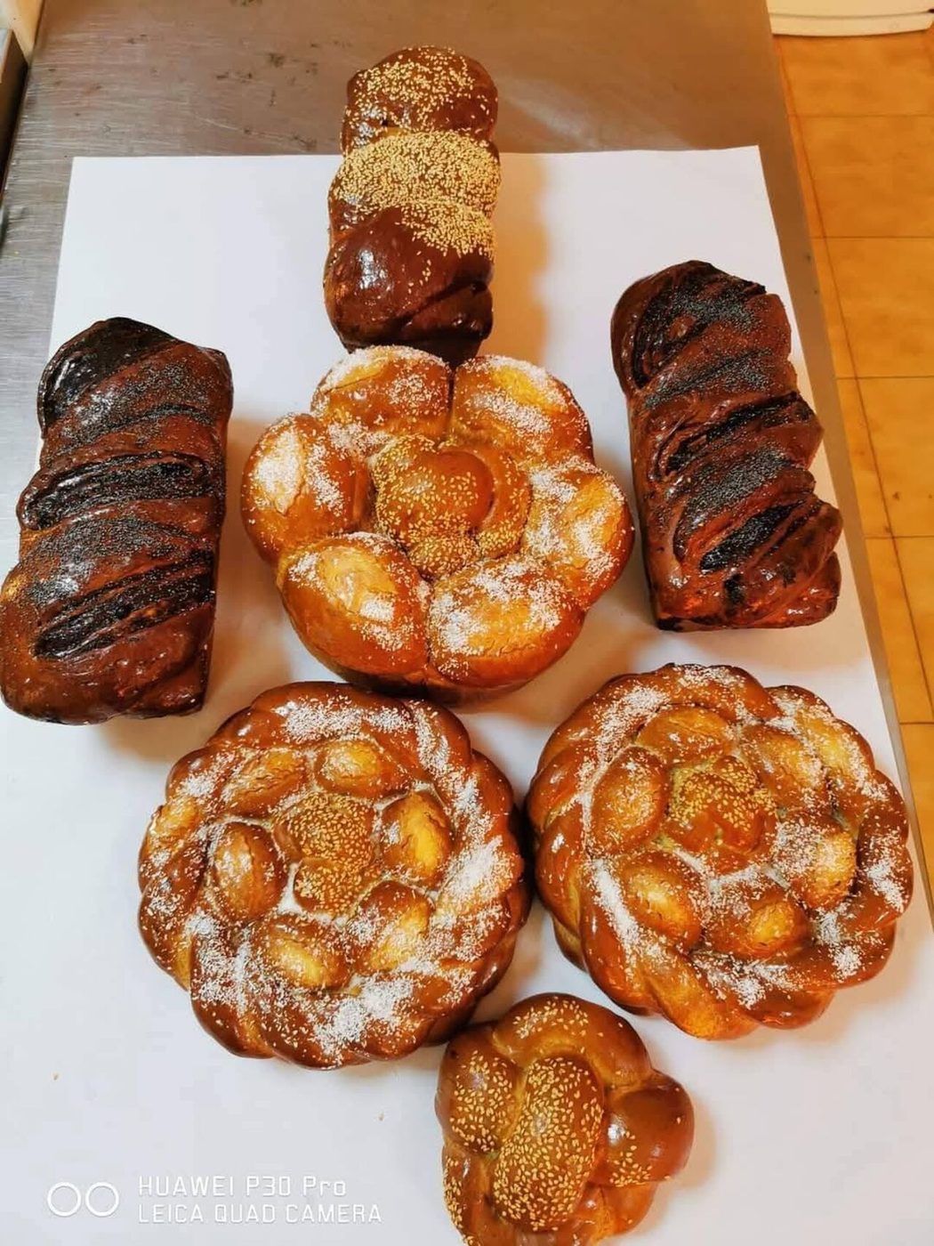 Cozonaci împletiți și chec cu mac, presărați cu susan și zahăr pudră